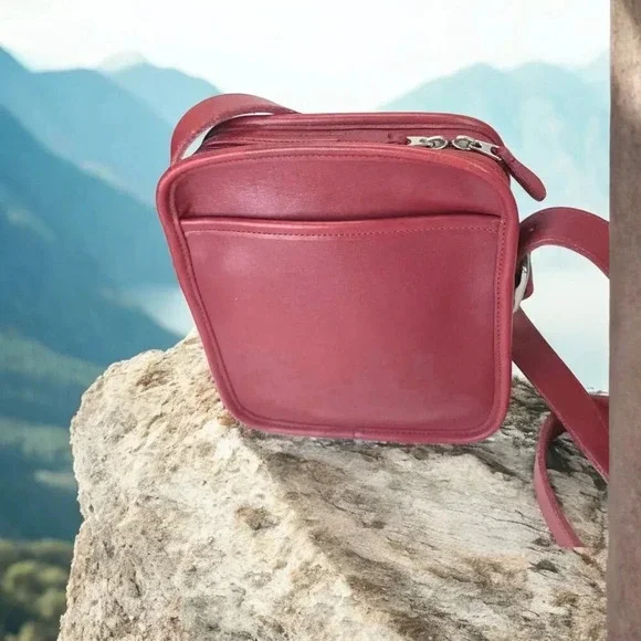 Vintage Coach “9817” Camera bag in red - Picture 4 of 13